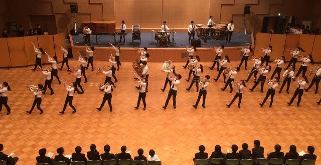 ピッタリ息の合ったパフォーマンスを披露。