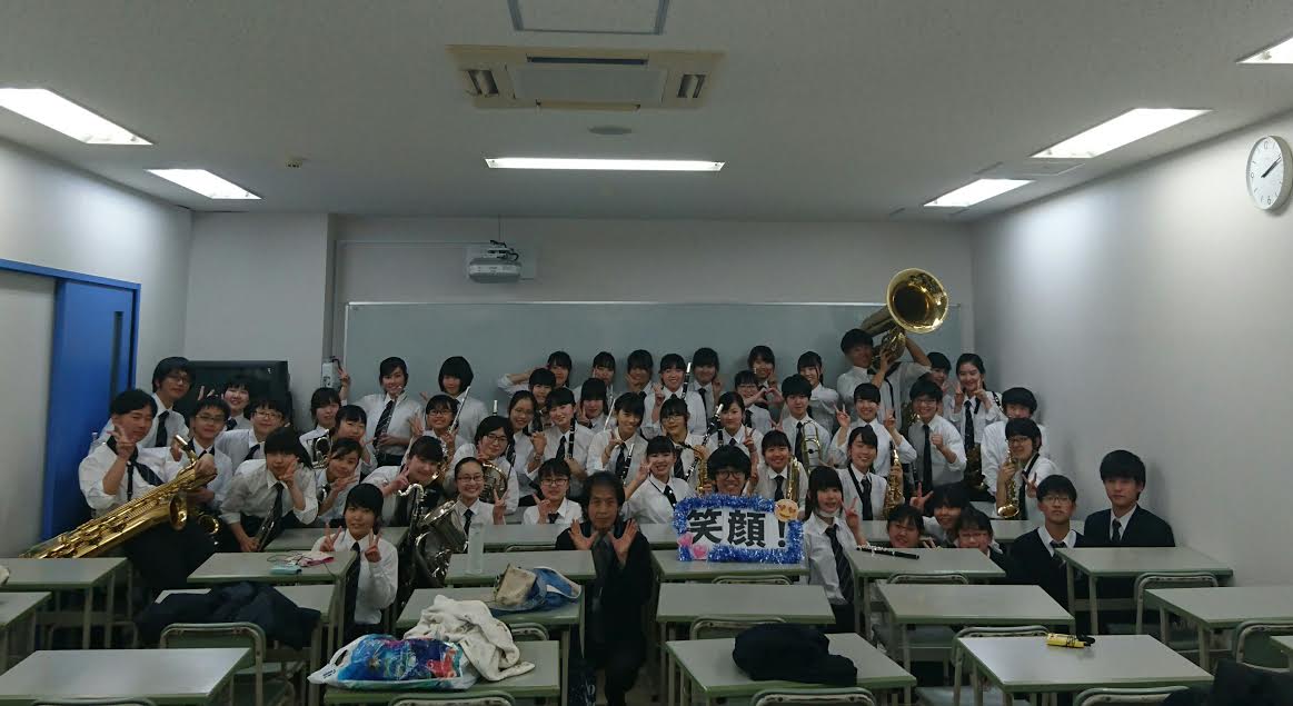 演奏後の記念撮影。応援に来てくれた６年生と。