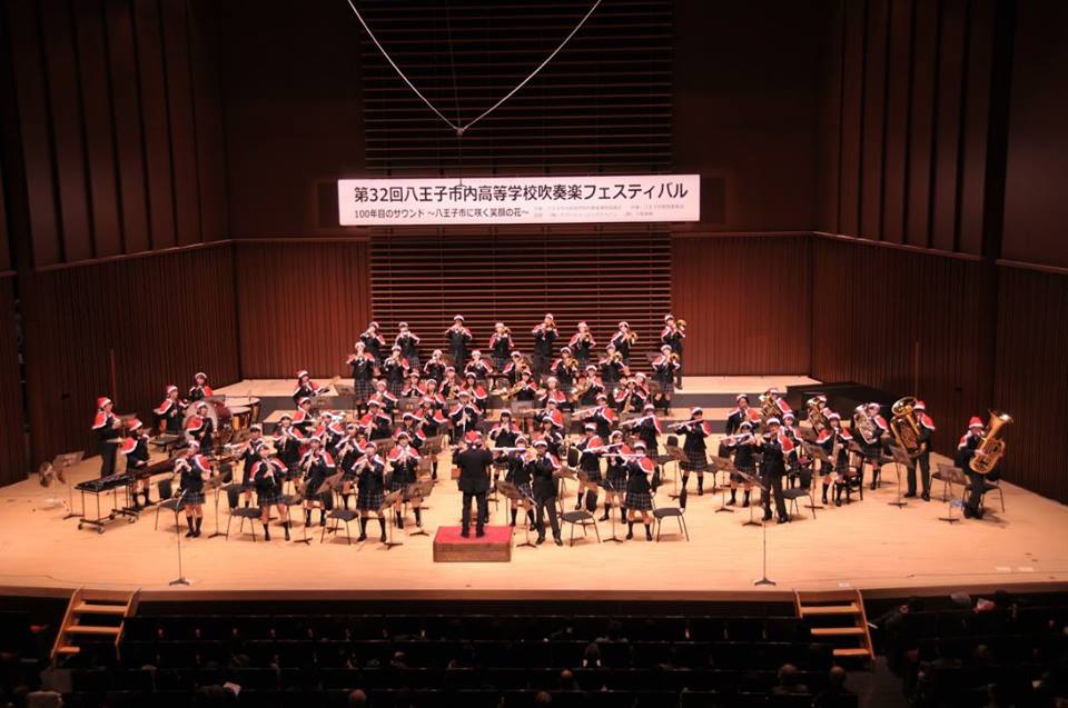 Samba Expressを演奏中の吹奏楽部。