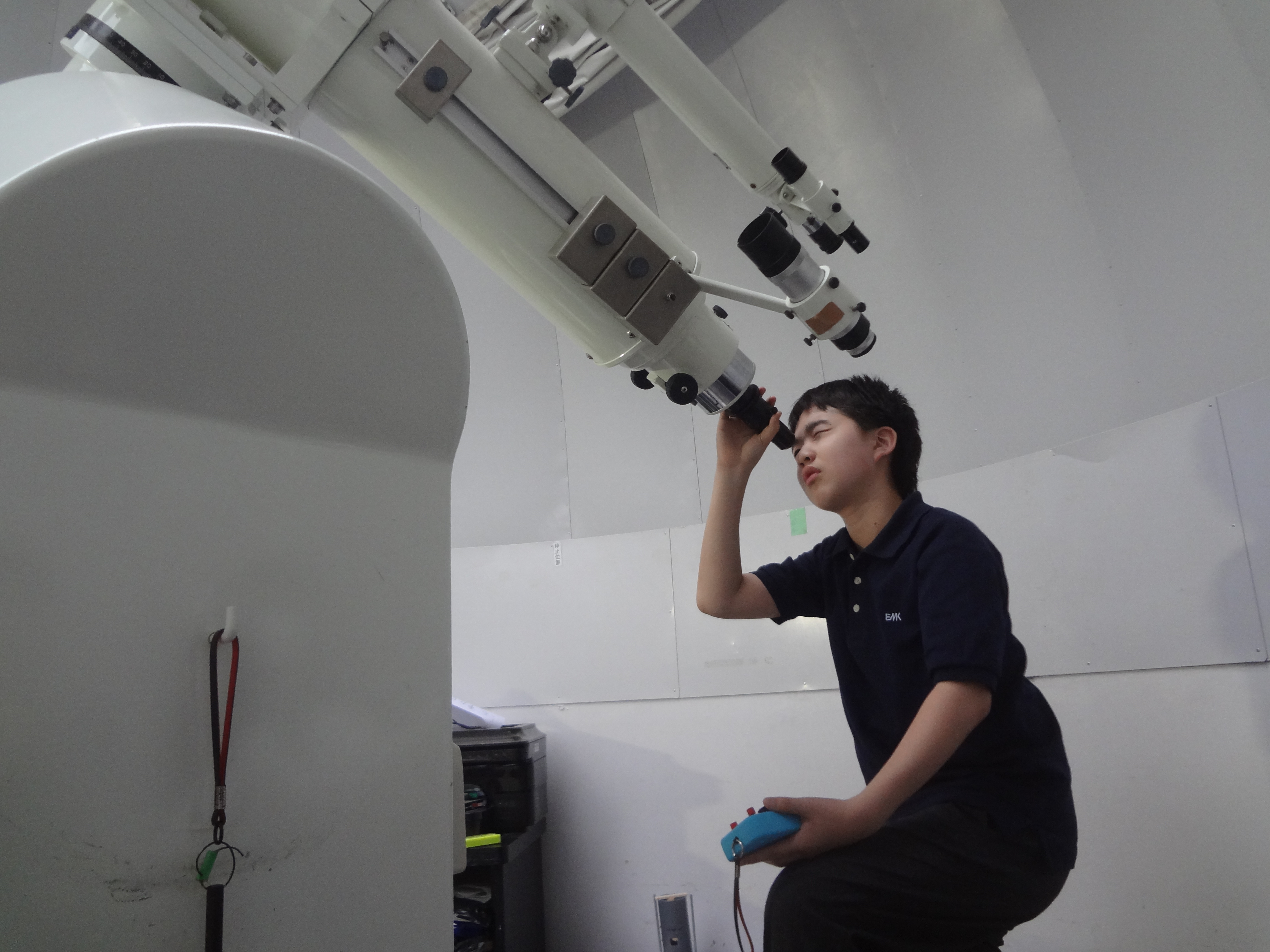 望遠鏡を調整しながらの観測