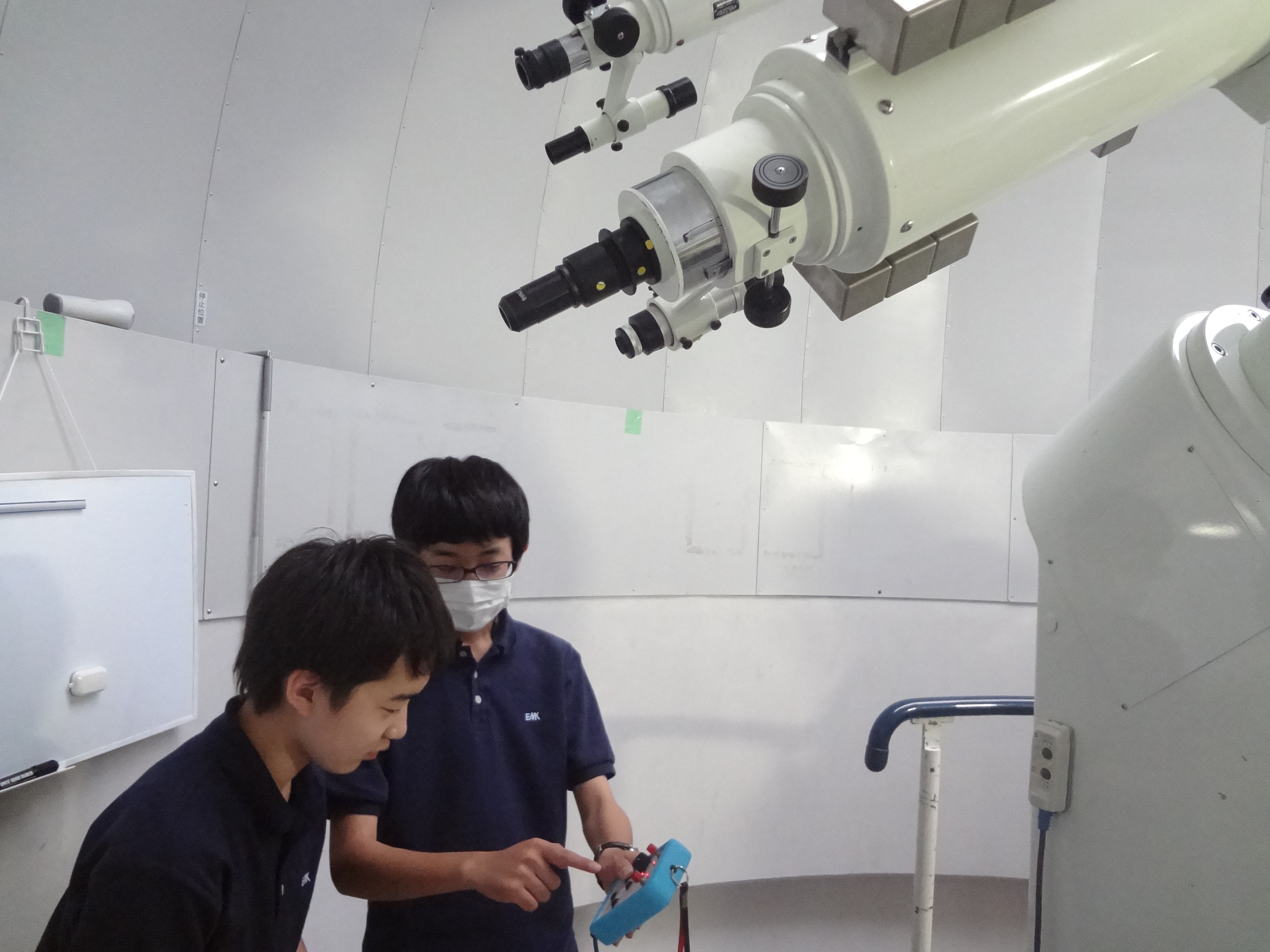 新入部員に望遠鏡の使い方を説明