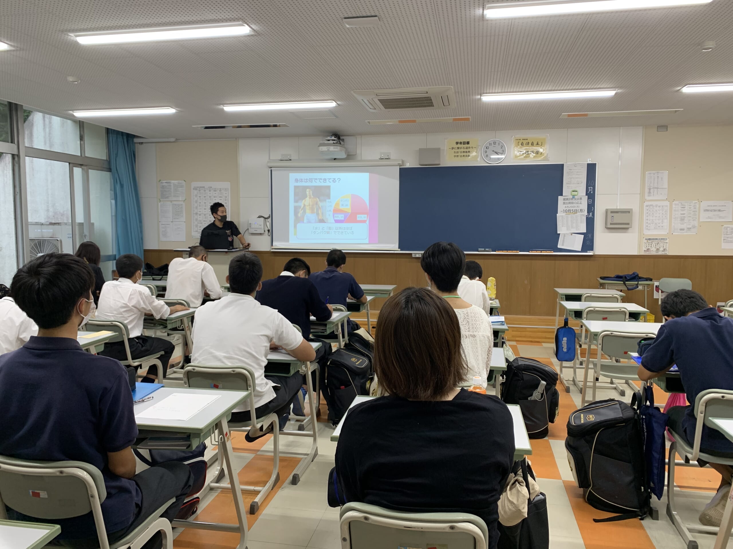 保護者も含めての栄養講習会の様子