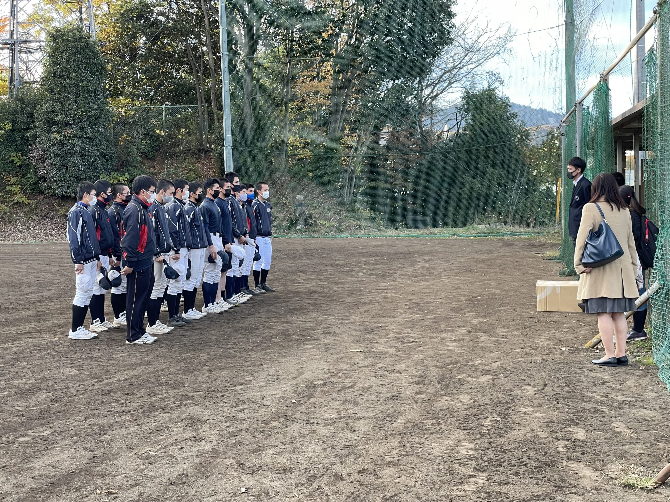 引退した高校３年生から部への贈呈品授与