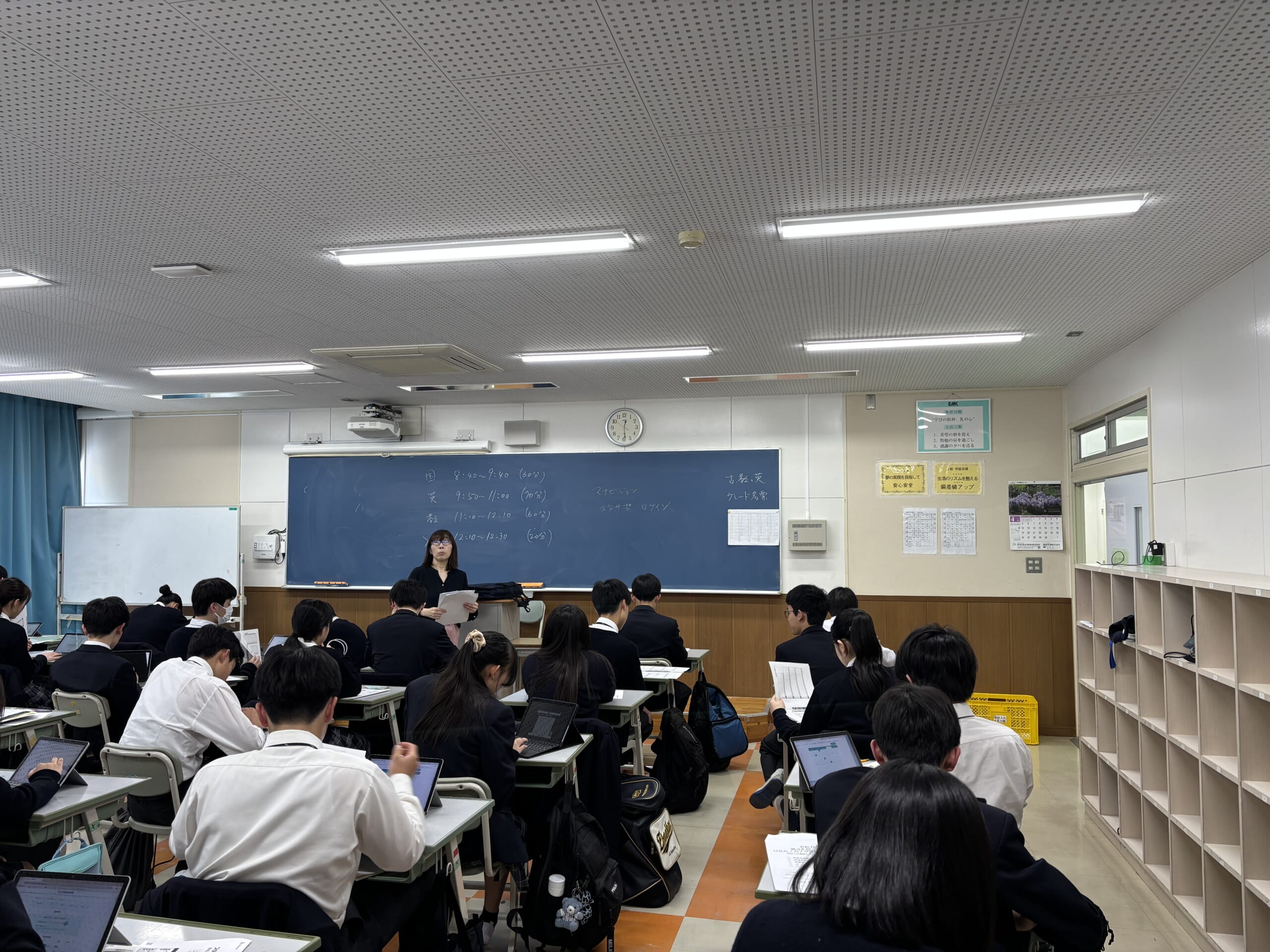 4年生は模試後のデータ入力をタブレットでおこなっています