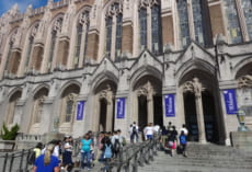 ワシントン大学の図書館前