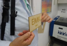あっという間に「EMK 34th」のデザインの木製プレートをつくってくださいました。