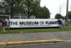 ボーイング社の航空博物館前。この前には普通の空港を思わせる滑走路がのびています。