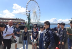 先生とボランティア生徒の引率のもと，これからPike Place Marketの見学に向かいます（グループO，Andrew先生とボランティア生徒のMayaさん）